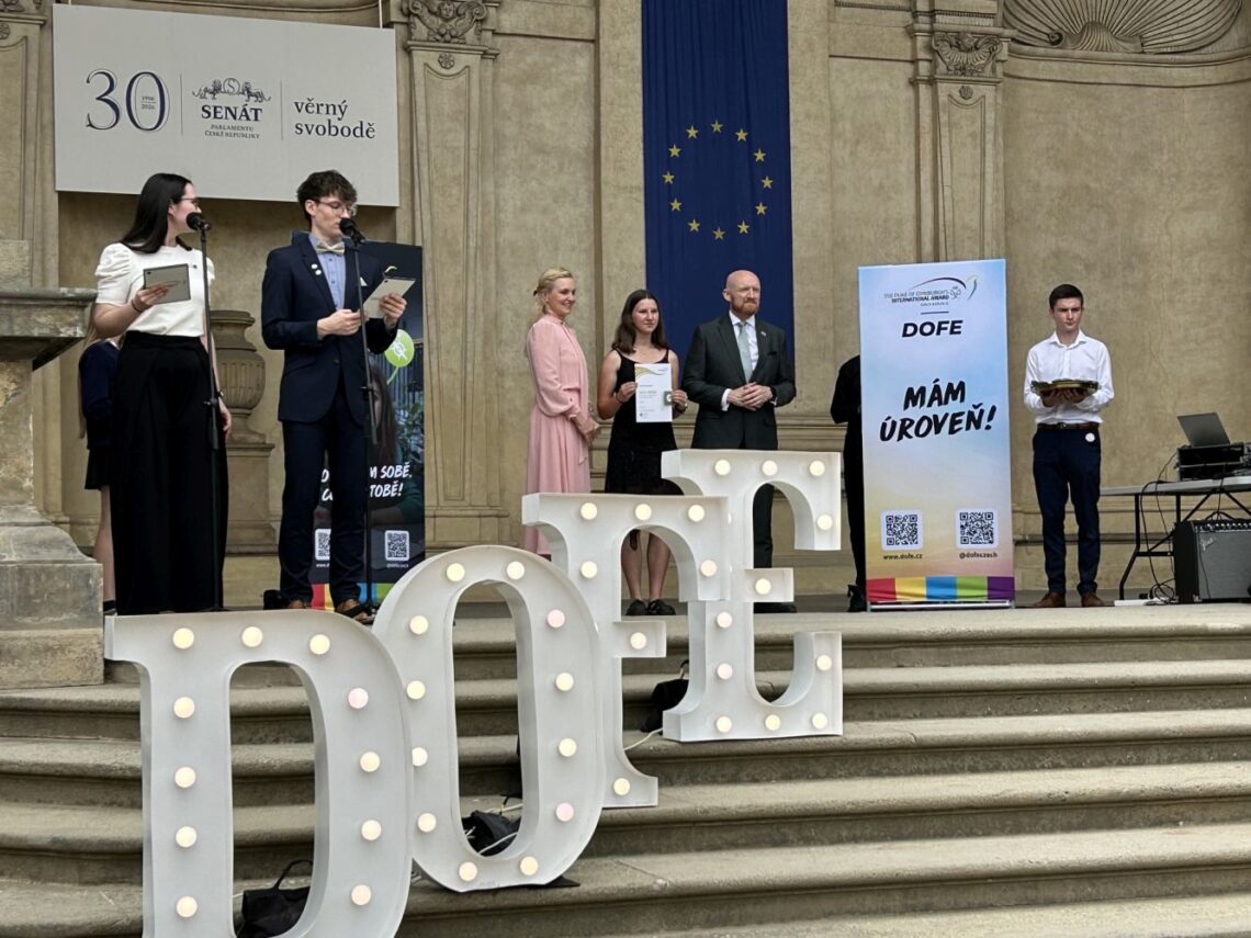 Naše studentky převzaly zlaté ocenění DofE